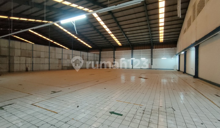 Warehouse for rent near Moh. Toha toll road in Mengger.