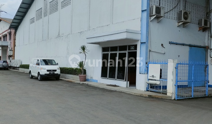 Warehouse for rent near Moh. Toha toll road in Mengger.