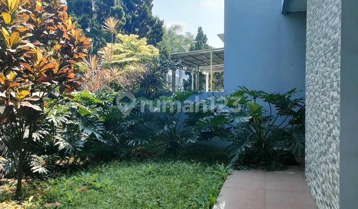 Two-story house in Singgasana Pradana complex. 1