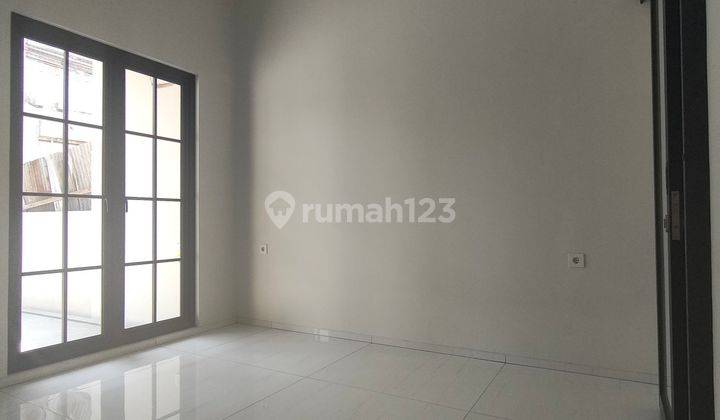 Rumah Baru 2 Lantai Di Tengah Kota Minimalis 2