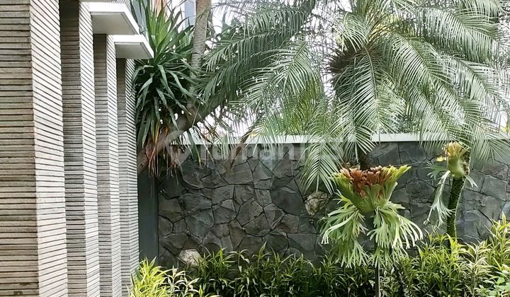 Rumah Besar 2 Lantai di Batununggal Indah