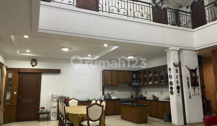 Two-story house with a large land area within an elite cluster in Batununggal. 2