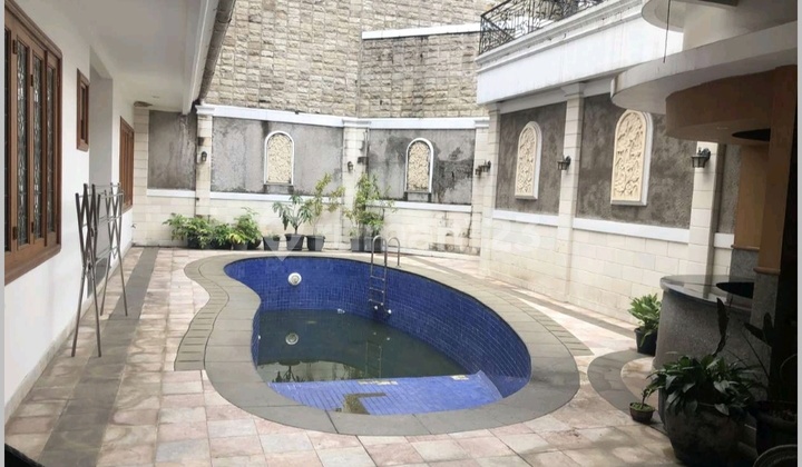 Spacious House with Swimming Pool, Batununggal Indah, Main Road