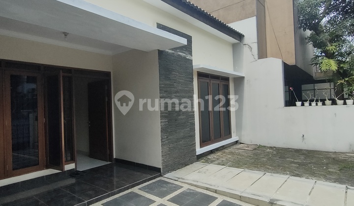 Well-Maintained House Suitable for Office, etc., Batununggal