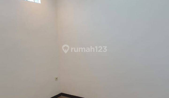 Rumah 3 Lantai Baru Unfurnished SHM di Singgasana , Bandung 4