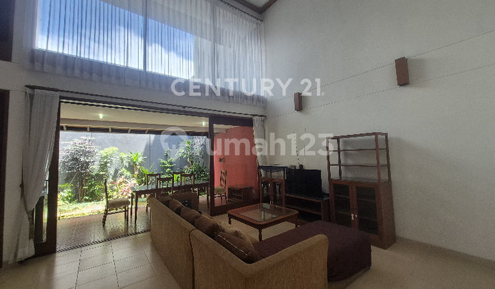 Rumah Minimalis dengan Void & Ceiling Tinggi di Setra Duta