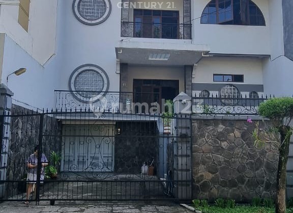 Rumah Asri Full Furnished di Setraduta Bandung