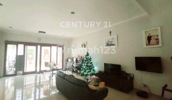 Batununggal Indah East-Facing Spacious Move-in Ready Main Road House