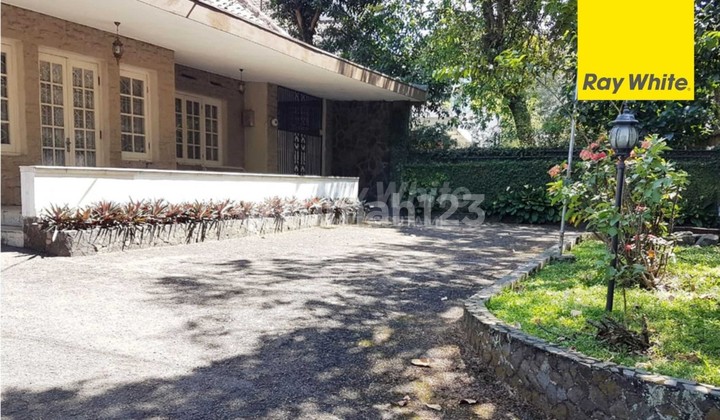 Rumah Besar Siap Huni Tengah Kota di Sayap Dago Bandung