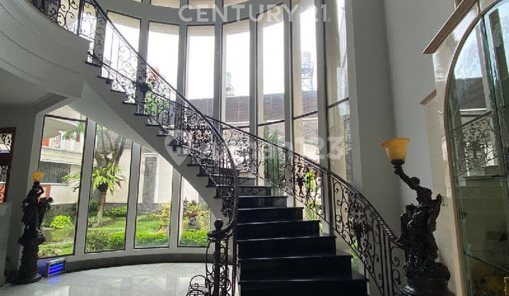 Well-Maintained Classic 2-Story House in Batununggal Indah 2
