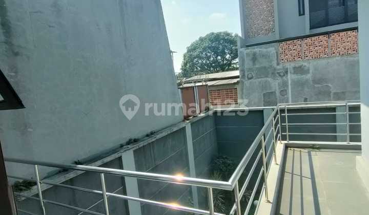 Spacious Luxurious Ready-to-Occupy House in Singgasana Mekar Wangi Near the Toll Road 2