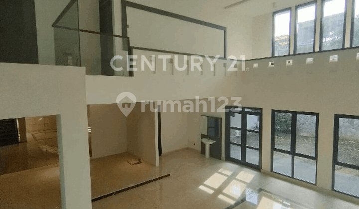 Rumah Mewah Dgn Void Yg Besar 2 Lantai di Batununggal