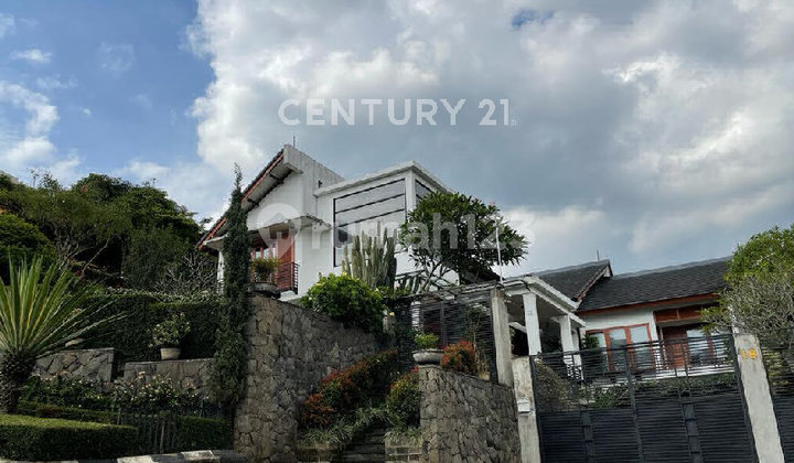 Rumah Artistik Besar Terawat di Mainroad Resor Dago Pakar Bandung