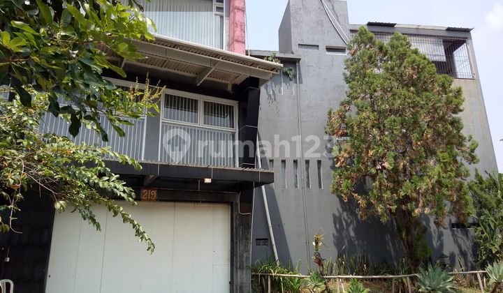 Strategic Main Road Ready-to-Operate 3-Story Shop House in Buah Batu, Bandung