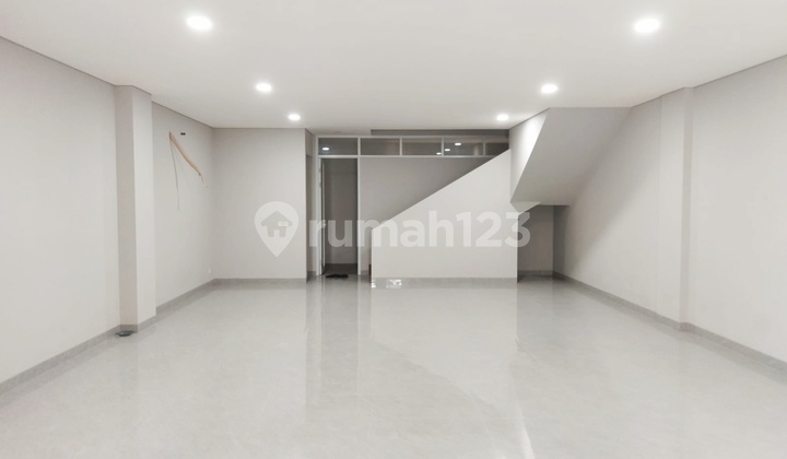 3.5-Storey Shophouse, Kebon Kawung, Pasirkaliki Commercial Area, Bandung