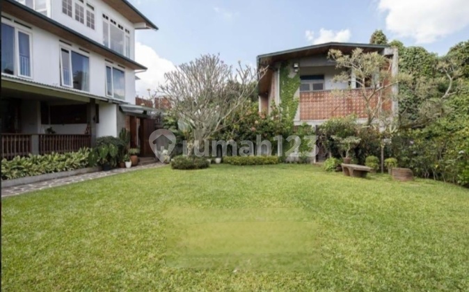 Rumah 2Lt Tropical Arsitektur Setiabudi. Bandung