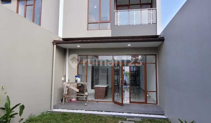 Minimalis Brand New Home At Singgasana