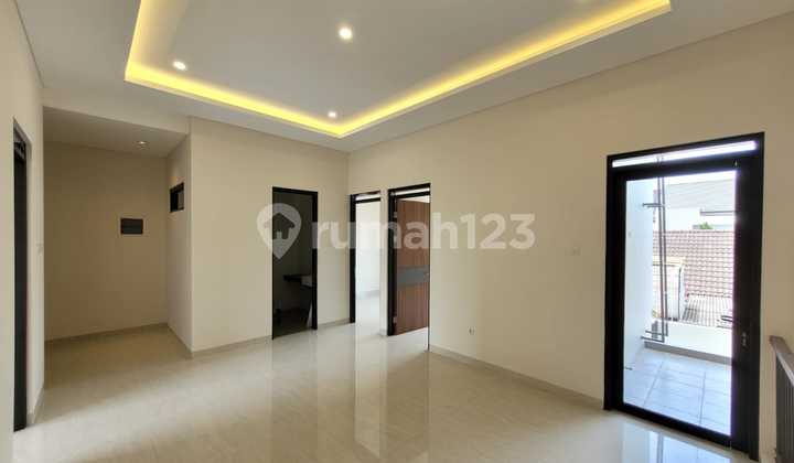Minimalis Brand New Home At Singgasana