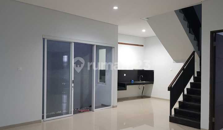 Rumah 2 Lantai Sayap Setrasari