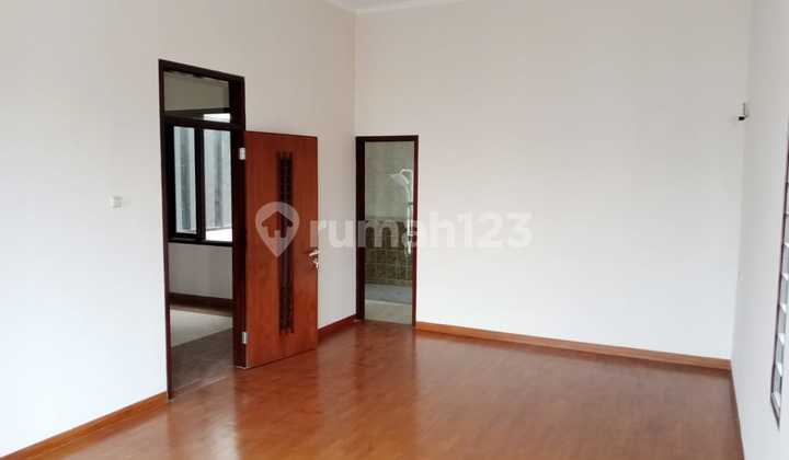 Rumah 2 Lantai di Taman Kopo Indah 1