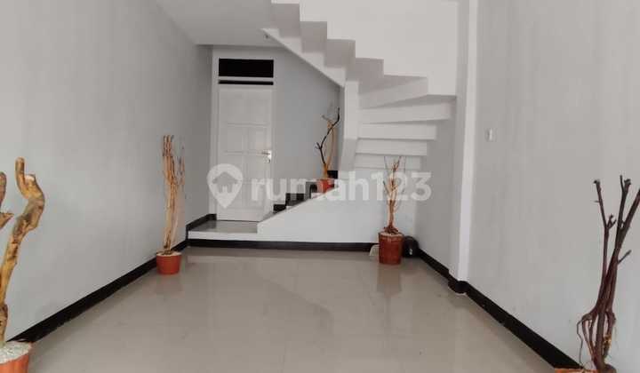 Price Drop! New 2-Story House with 2 Horse Statues TKI