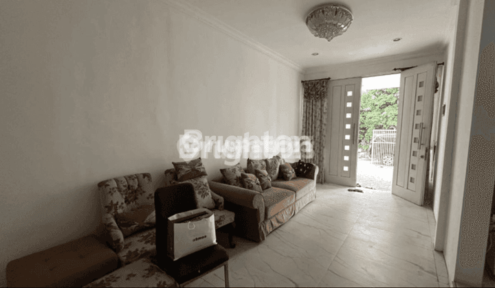 Rumah Minimalist Full Furnish terawat 2 lantai split level di Deltasari 2