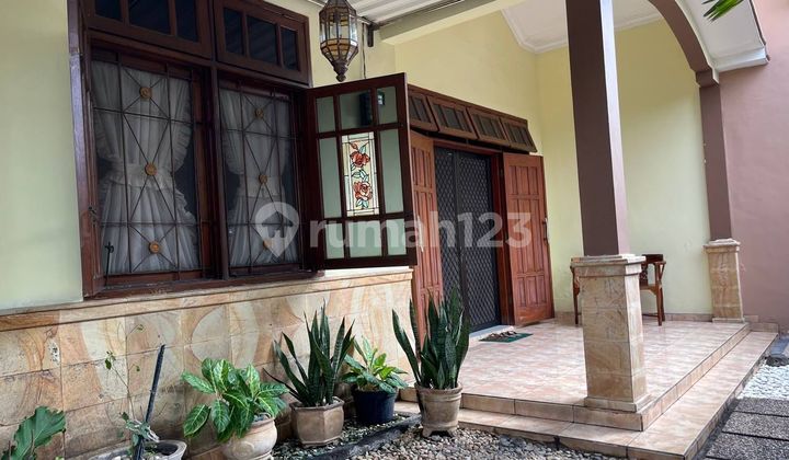 DIJUAL Rumah Mewah Bernuansa Klasik & Homey - Siap Huni! Daerah Rungkut