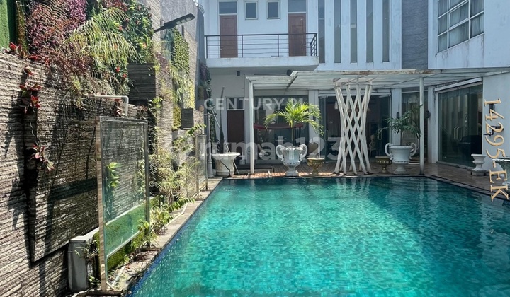 For Sale Spacious Luxury House on a Hook Position in Bintaro Jaya Sector 8