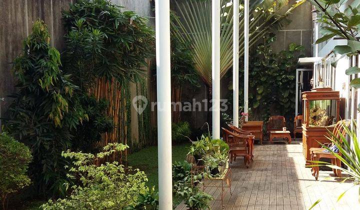 Rumah posisi hook, cantik & asri di Kebayoran Bintaro 2