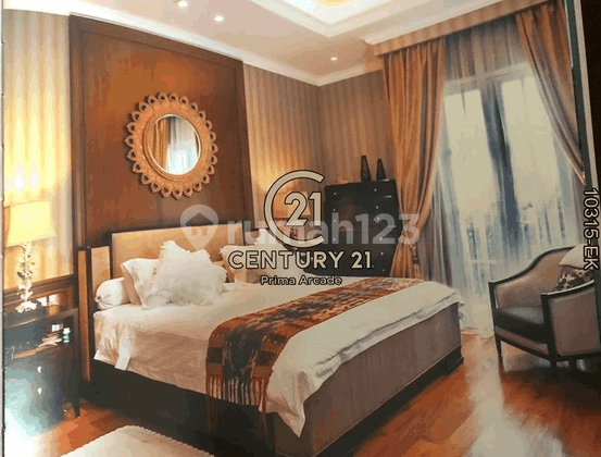 Hook House Spacious With Side Yard And Swimming Pool In Bintaro 2
