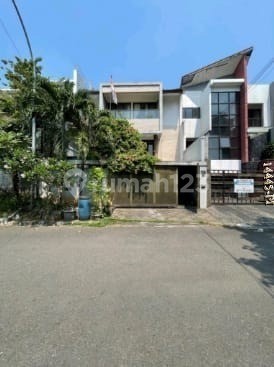 Dijual Rumah Asri Dengan Kolam Renang Di Pondok Indah