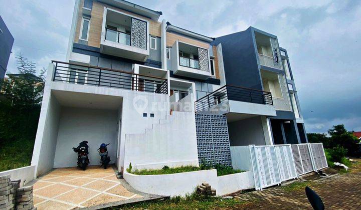 Villa 3 Lantai Rooftop Hadap 2 Muka View Terbaik Kota Batu 2