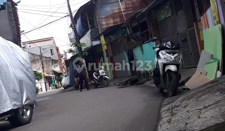 Rumah petak 1 lantai ada 5 petak/pintu 1