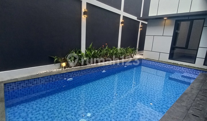 Rumah Mewah dengan Kolam Renang di Bintaro Sektor 9