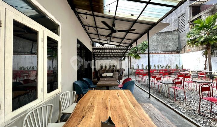 House in the Commercial Area of East Tebet, Next to the Main Road, Directly in Front of the Ecopark. 3