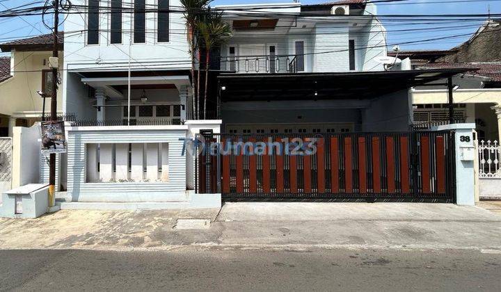 Rumah 2 Lantai Siap Huni di Tebet Timur, Akses Jalan Lebar, Dekat Ke Eco Park Tebet 1