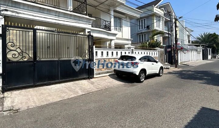 Luxury House in East Tebet, Featuring a Spacious Private Pool, Access for 3 Cars