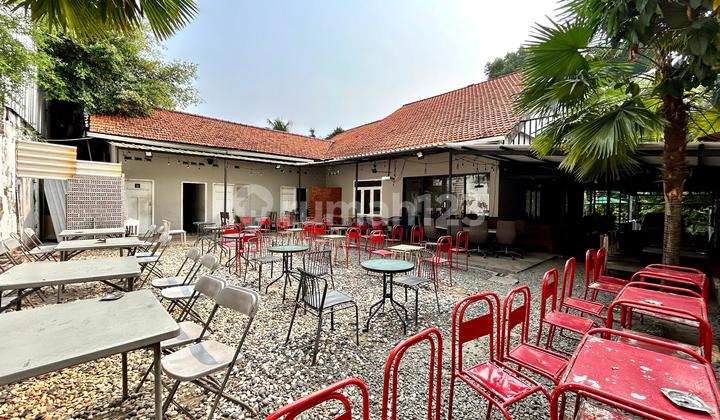 House in the Commercial Area of East Tebet, Next to the Main Road, Directly in Front of the Ecopark. 8