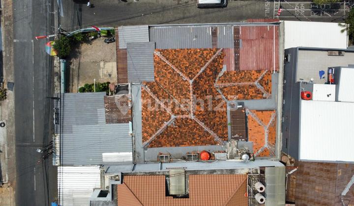 Rumah Hoek Hitung Tanah di Tebet, Akses Jalan 3 Mobil, Strategis di Bangun Rumah Kos