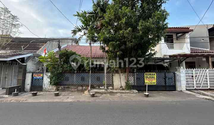 House in East Tebet with 3-Car Road Access, Strategic Location