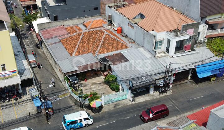 Corner House with Land Calculation in Tebet, 3-Car Road Access, Strategically Located for Building a Boarding House