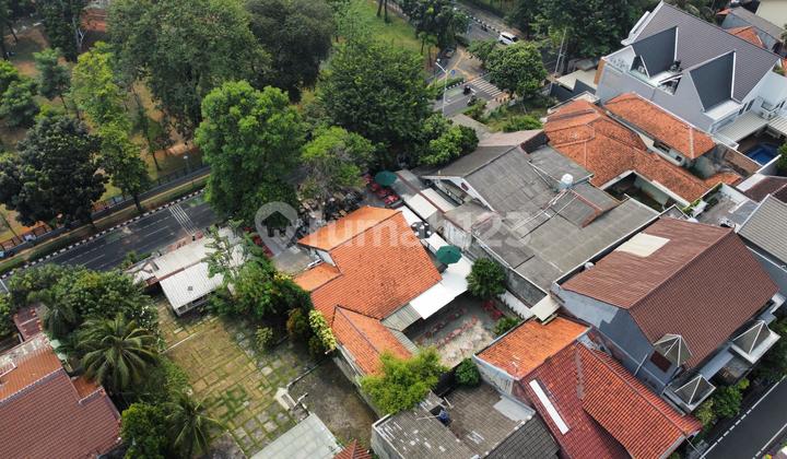 House in the Commercial Area of East Tebet, Next to the Main Road, Directly in Front of the Ecopark. 6