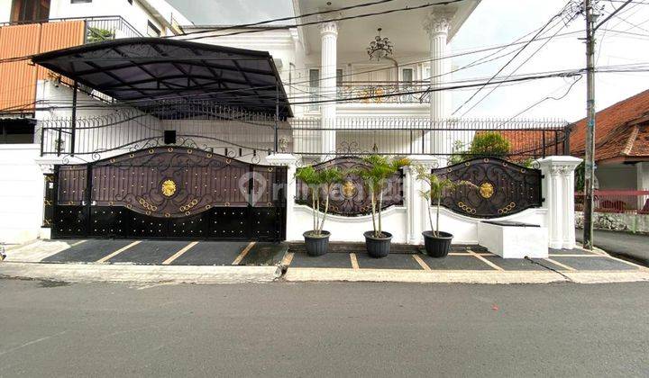 Rumah Mewah di Tebet Timur, Akses Jalan 3 Mobil, Fully Furnish 1