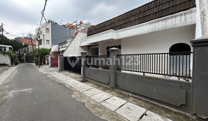 Old House Still Livable in East Setiabudi, 2-Car Road Access 2