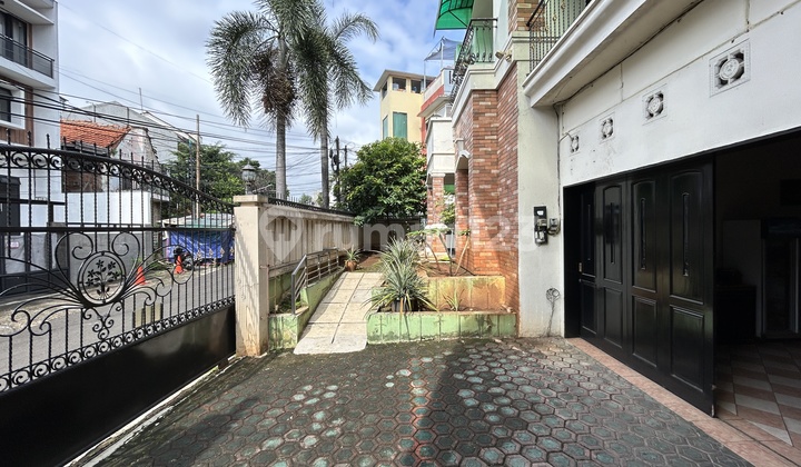 Rumah Mewah di Tebet Barat, Akses Jalan 3 Mobil, Seberang Ecopark 2