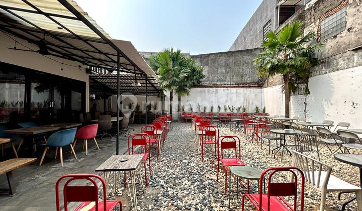 House in the Commercial Area of East Tebet, Next to the Main Road, Directly in Front of the Ecopark. 4