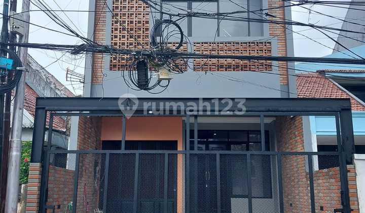 Rumah di tebet barat, bisa untuk kantor atau usaha, akses 2 mobil lebar Rumah di tebet barat, bisa untuk kantor atau usaha, akses 2 mobil lebar