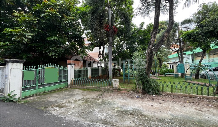 House in Tebet Timur, Access for 2 Cars, Facing Park