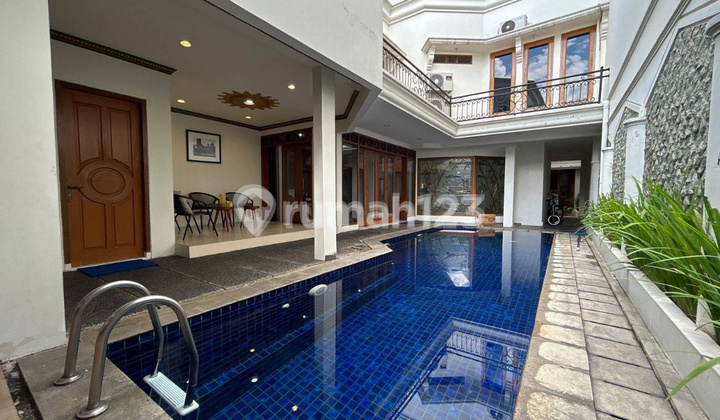 Rumah di dalam komplek gudang peluru, akses lebar depan taman, ada pool 1
