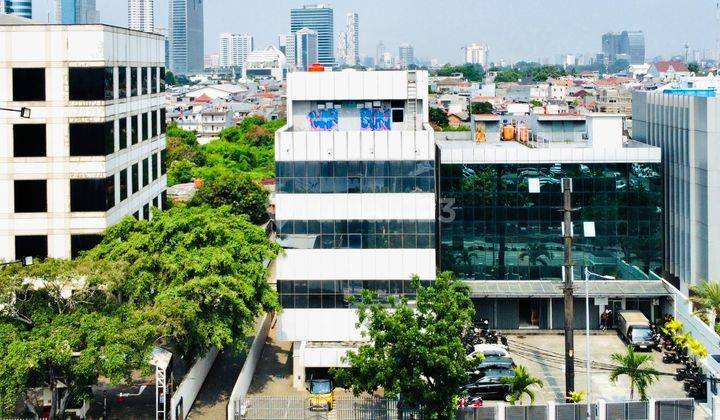 Gedung Perkantoran di Mampang Prapatan Jalan Raya, Depan Halte Busway 1